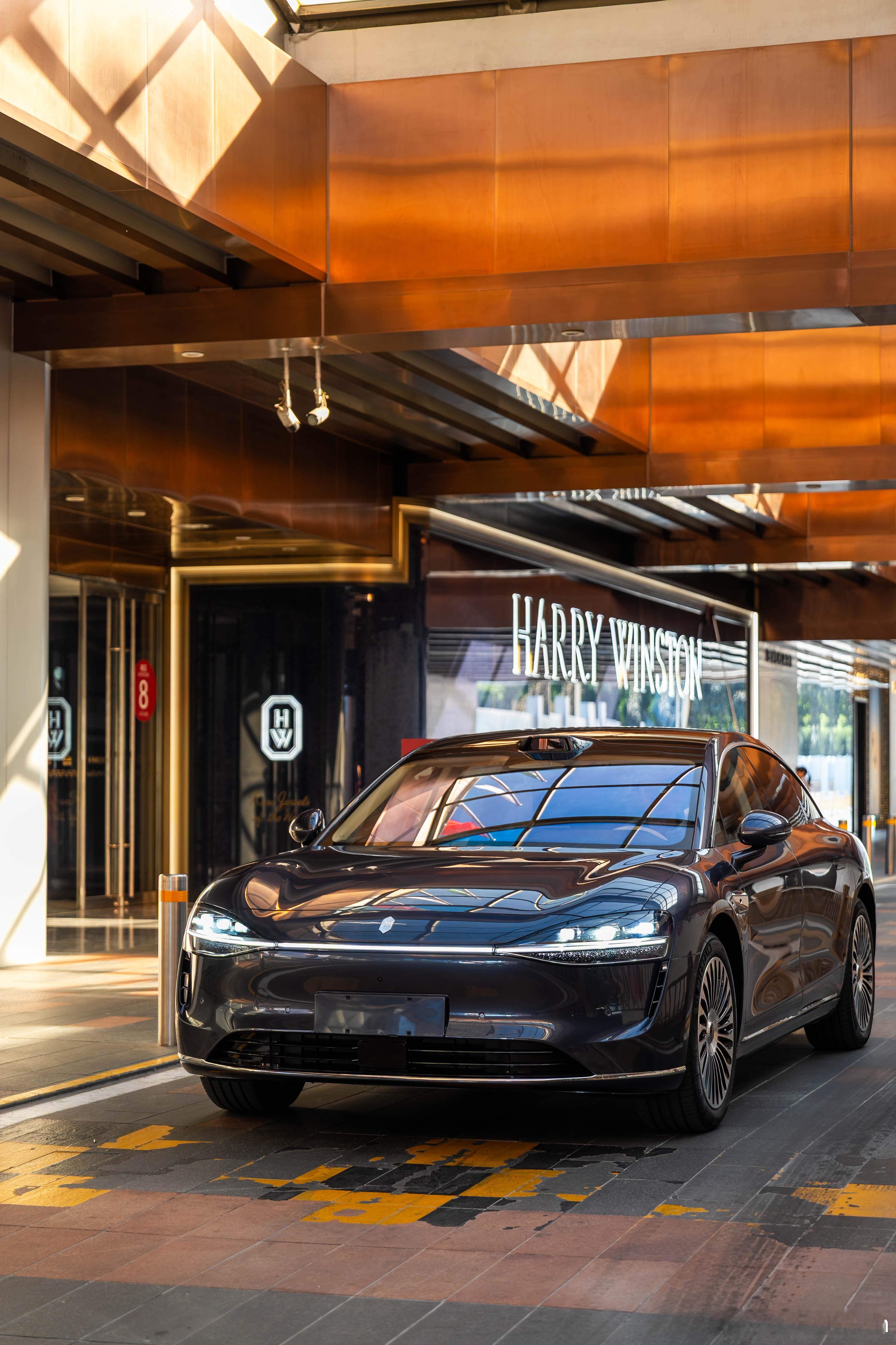 嚯，网友在帝都CBD抓到野生新S9了啊感觉这气场和这个环境还挺匹配的，这个新款的