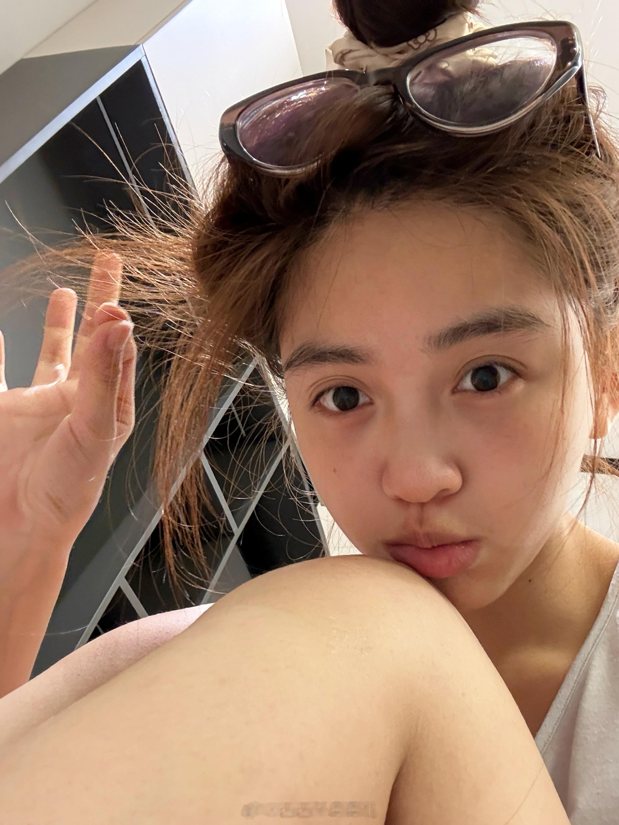 打包东西的时候自拍，意外发现以前掉的头发全部长出来了！可以想象我之前状态不好的时