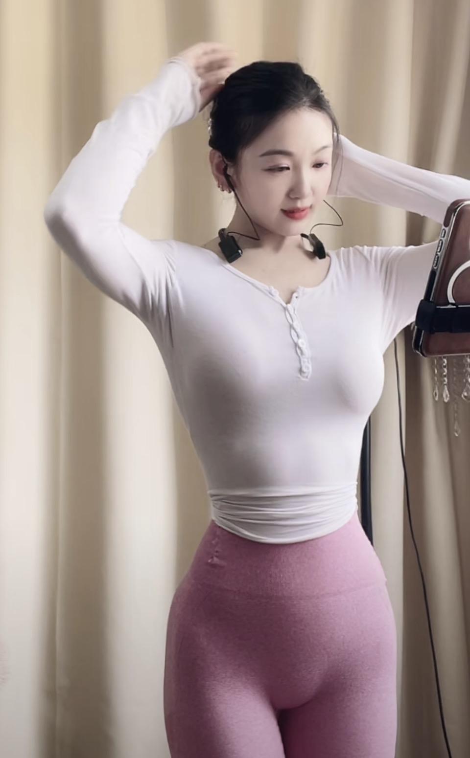 元气满满的居家运动，活力满满的一天从运动开始！💪🏻✨没有了户外健身的约束，在