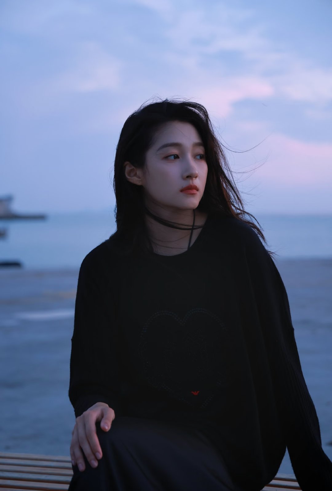 关晓彤这组照片很素很清冷的感觉，好看！ ​​​