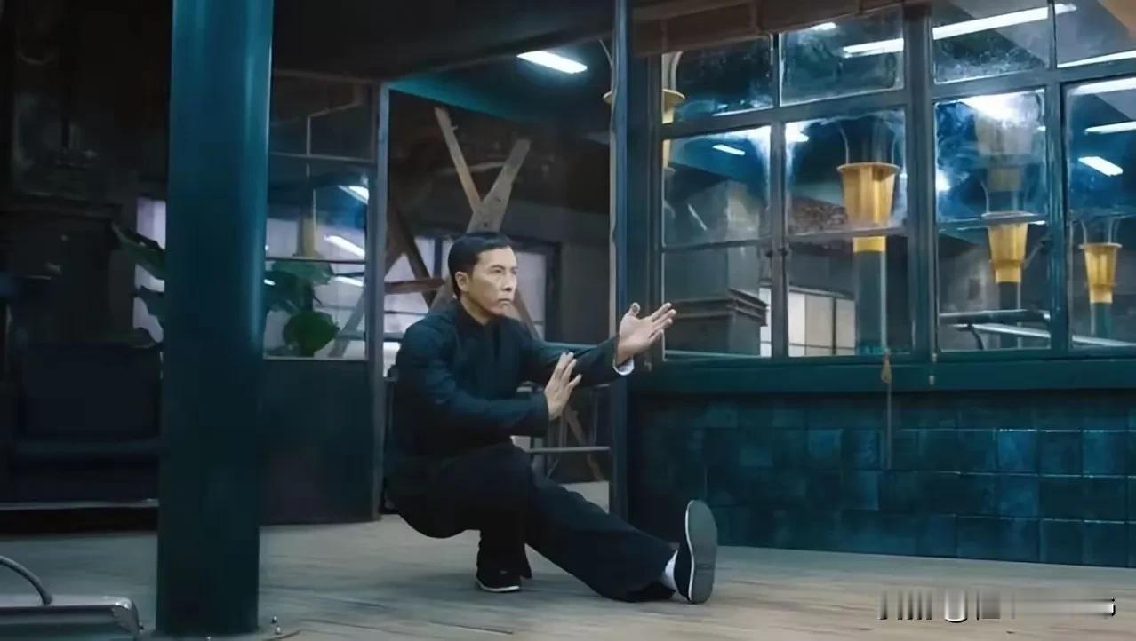 想不明白：叶问动手之前，总有这个下蹲的动作，在实战中到底可以起到什么作用？ ​​