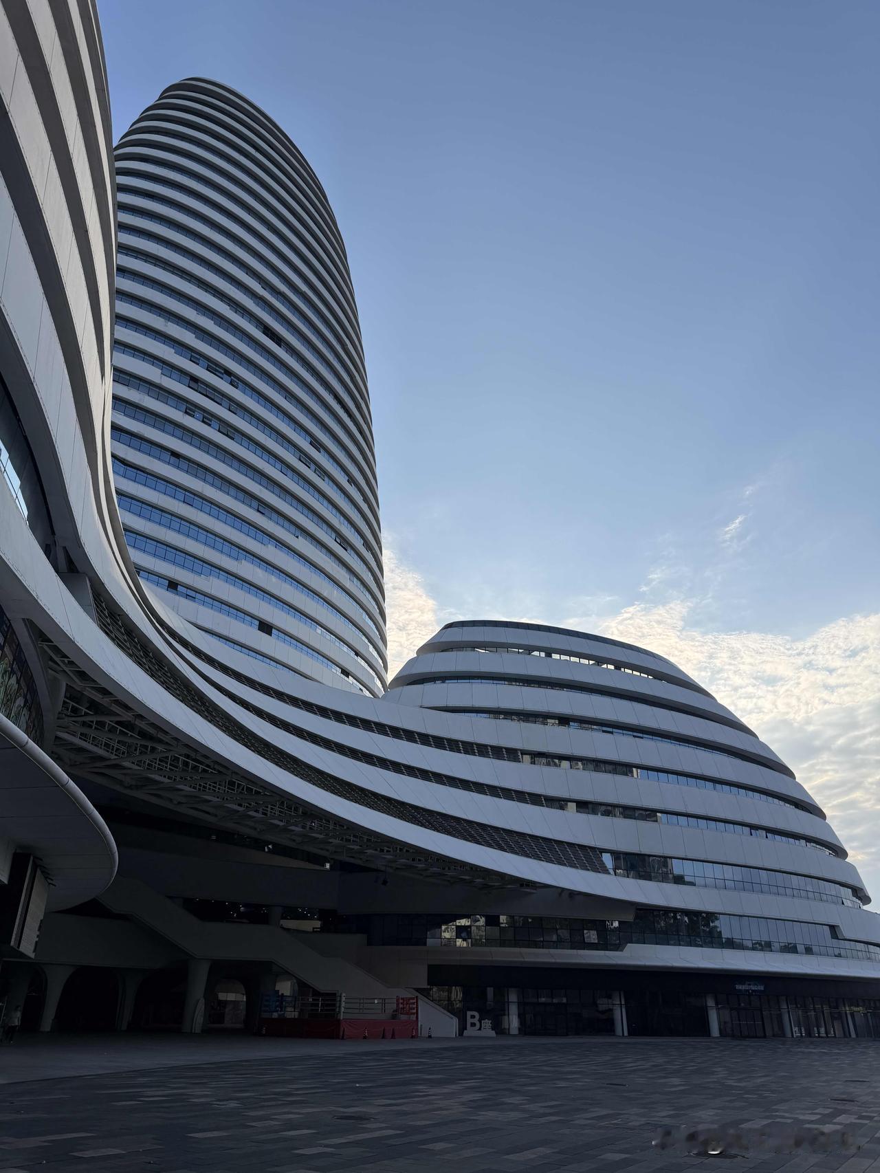 广西新媒体中心大楼，近期已经洗过大澡，各位网友就不要总发它脏兮兮时候的样子了吧[