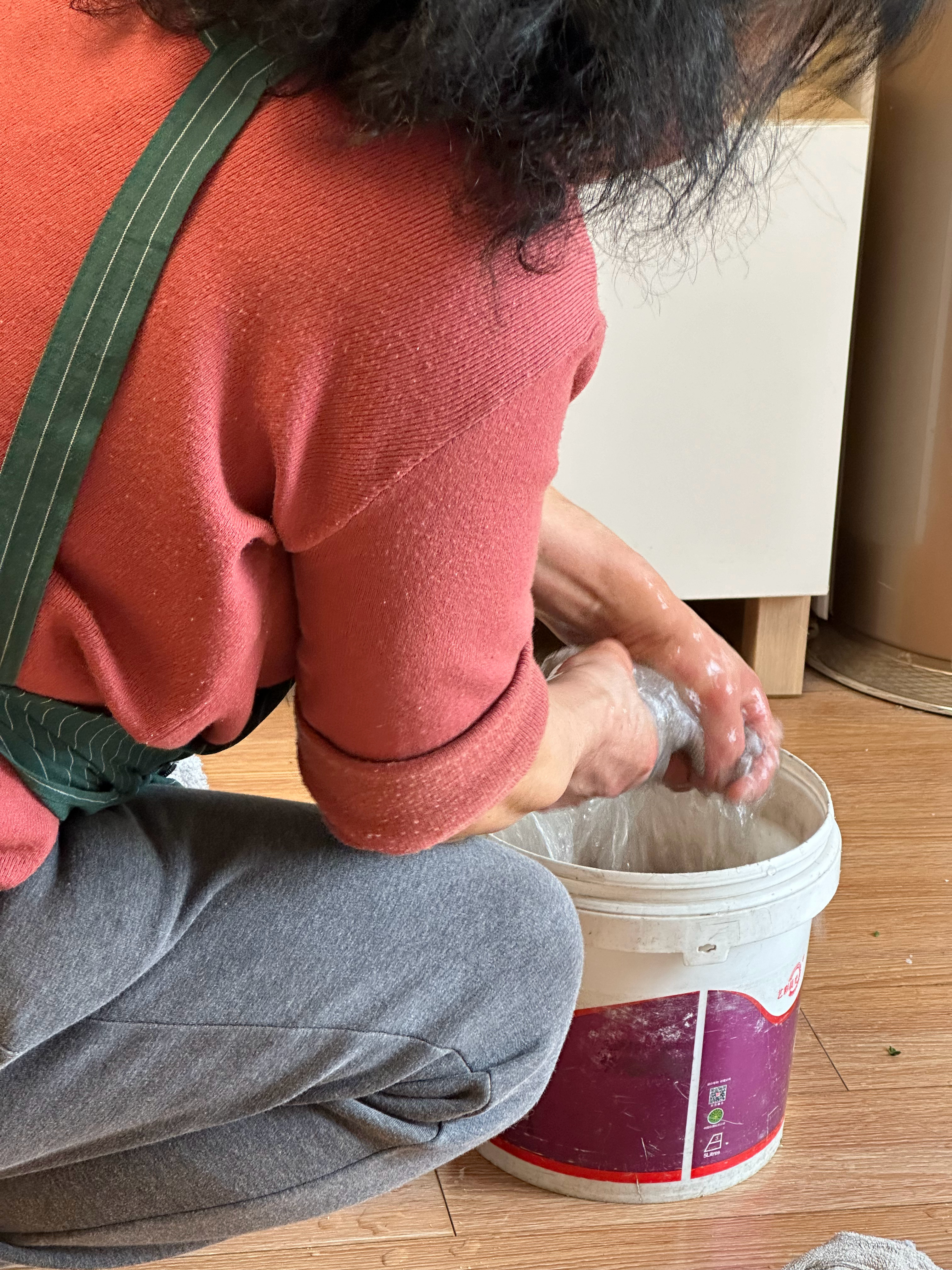 跟家政阿姨聊了会儿天今年六十，这行干了21年就靠着这双勤劳的手给孩子全款买了14