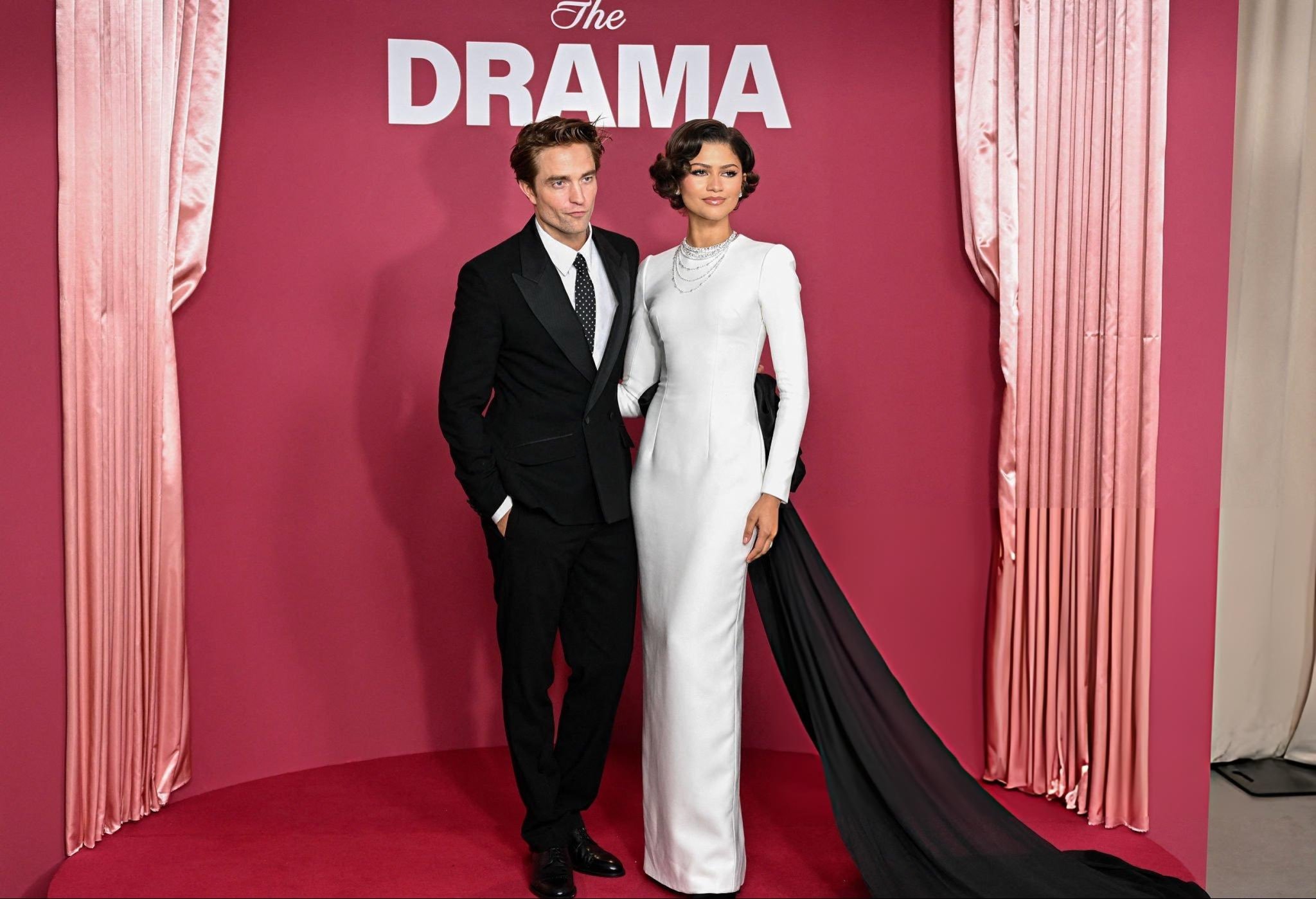 赞达亚、罗伯特·帕丁森出席《爱情抓马》巴黎首映礼。 