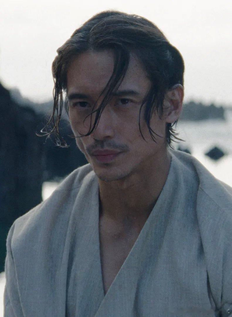 辐射第三季 Manny Jacinto 和 Thomasin McKenzie 