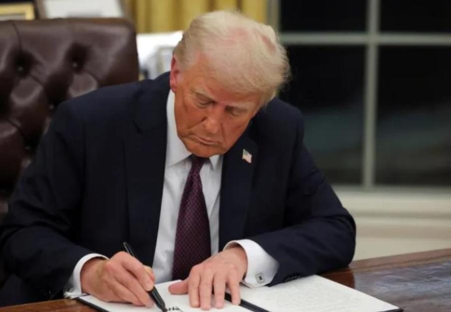 美国对中国下黑手，要做出一个重大决定。

美国联邦传播委员会突然扔出一枚重磅消息