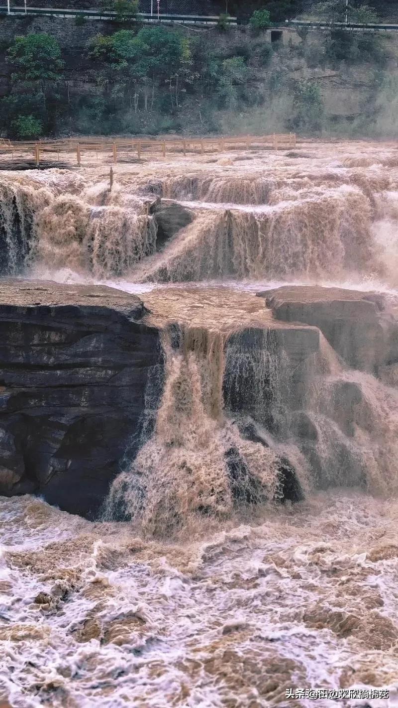 壶口瀑布这事儿真是绝了。
之前在公路边修高墙防偷窥，被大家骂得把墙拆了。这下咱们