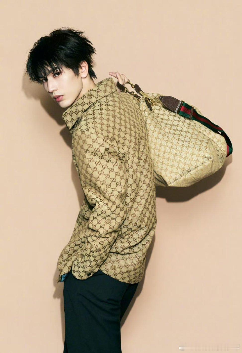 张凌赫出镜 GUCCI 新年系列大片 ，时尚度爆表