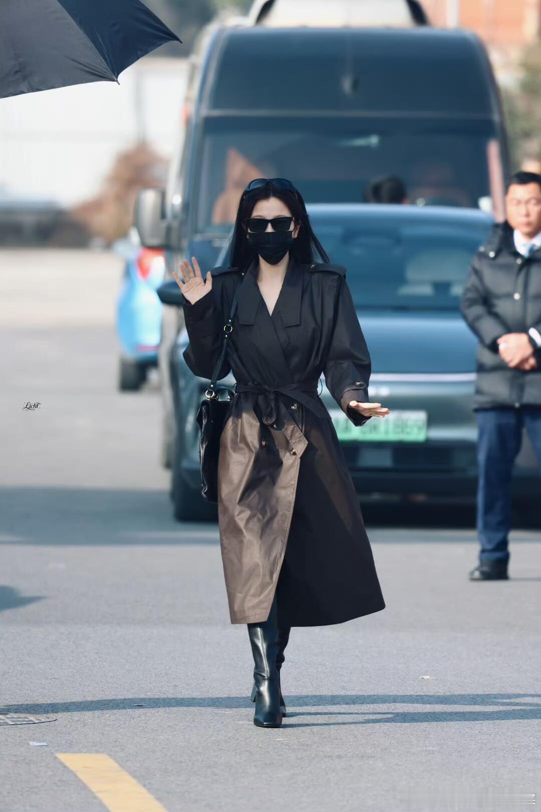 虞书欣老钱风穿搭虞书欣今日份上班路透，她的穿搭都很适合她啊。虞书欣棕色长风衣