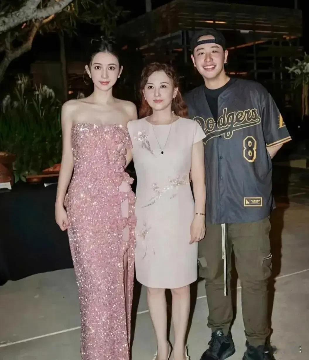 宣云还没有妈妈漂亮！潘玮柏的丈母娘才是妥妥的大美人，如今她的五官仍然精致迷人，看