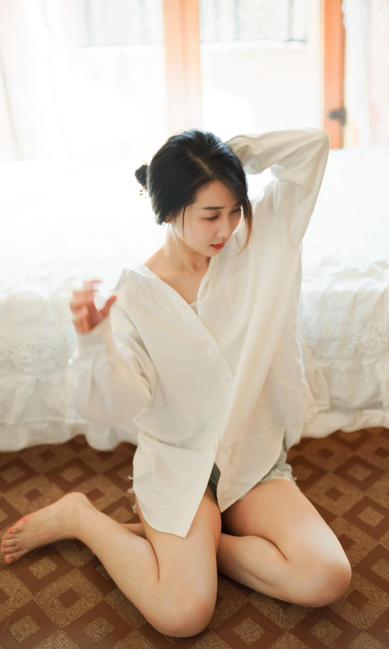 这样的居家照，美到让人窒息，真是小仙女啊。哪里的美女具有温婉的气质 大家觉得什么