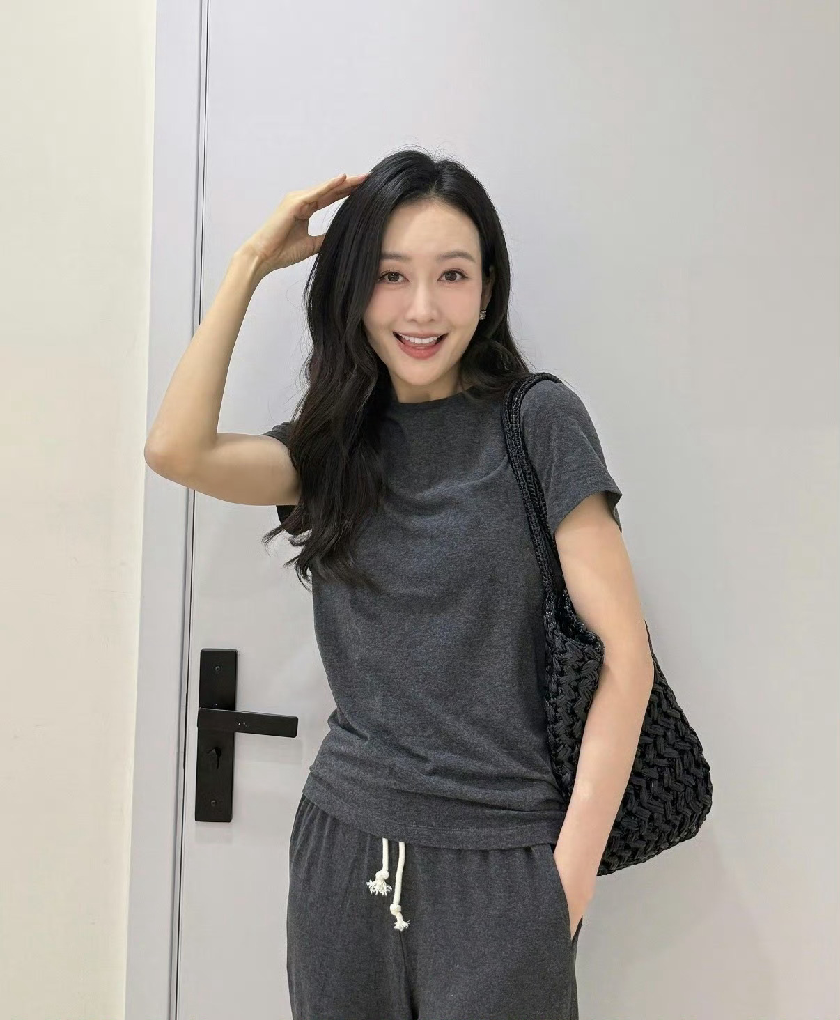 王鸥 我目前独自养育一个孩子去父留子，其实挺普遍的；在个人看来，比那些大龄不婚不