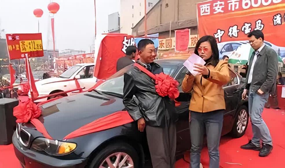 “不给我兑奖，我就从这跳下去！”2004年，一位17岁的小伙子，在彩票站买了张彩