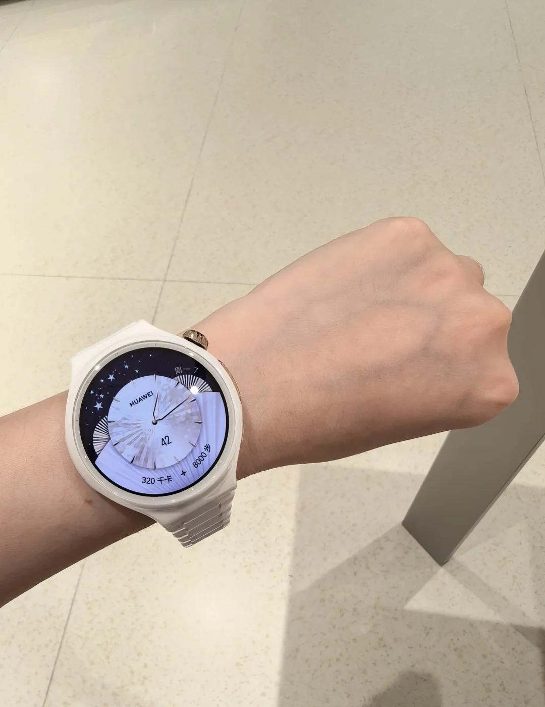WATCH 6外观速看
华为 智能穿戴 华为WATCH 高智小白瓷