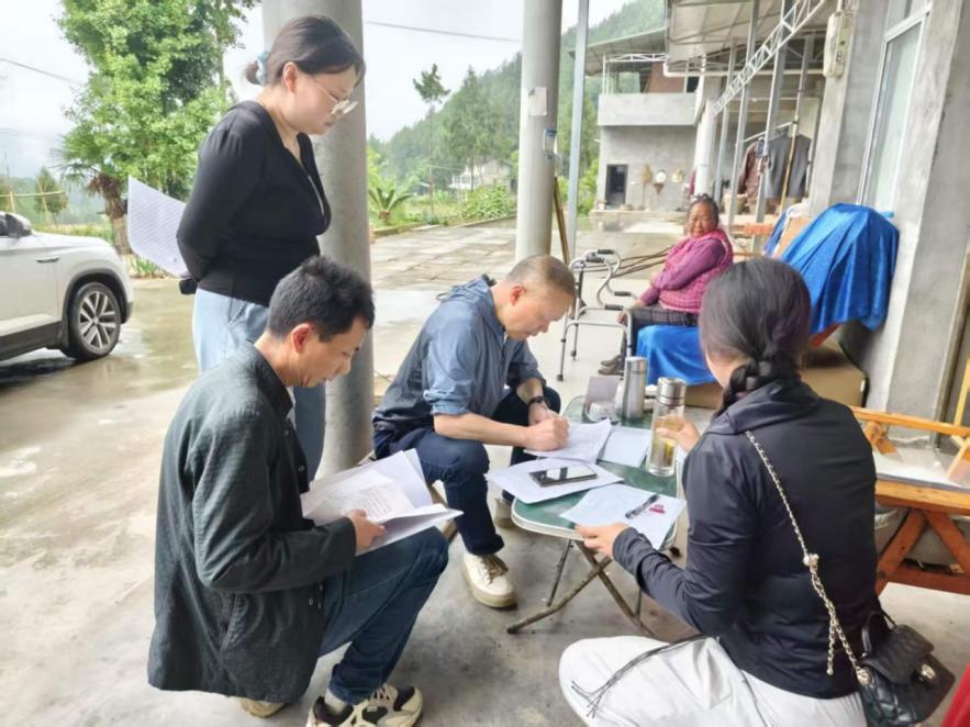 旺苍县木门镇开展入户办理残疾证便民服务
    
  5月12日，广元市旺苍县木