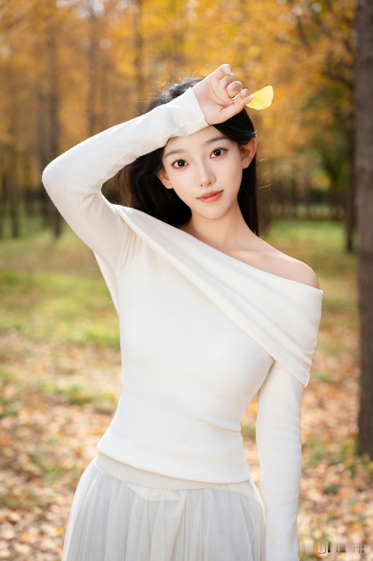 秋日漫步，轻纱飘逸，一片落叶，唯美瞬间。