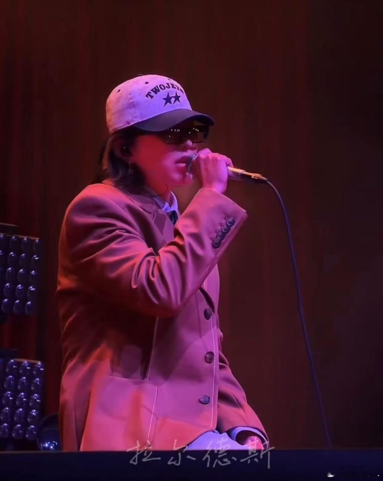 蔡徐坤伦敦唱了Remedy 当喧嚣褪去，只剩钢琴与人声的《Remedy》在伦敦回