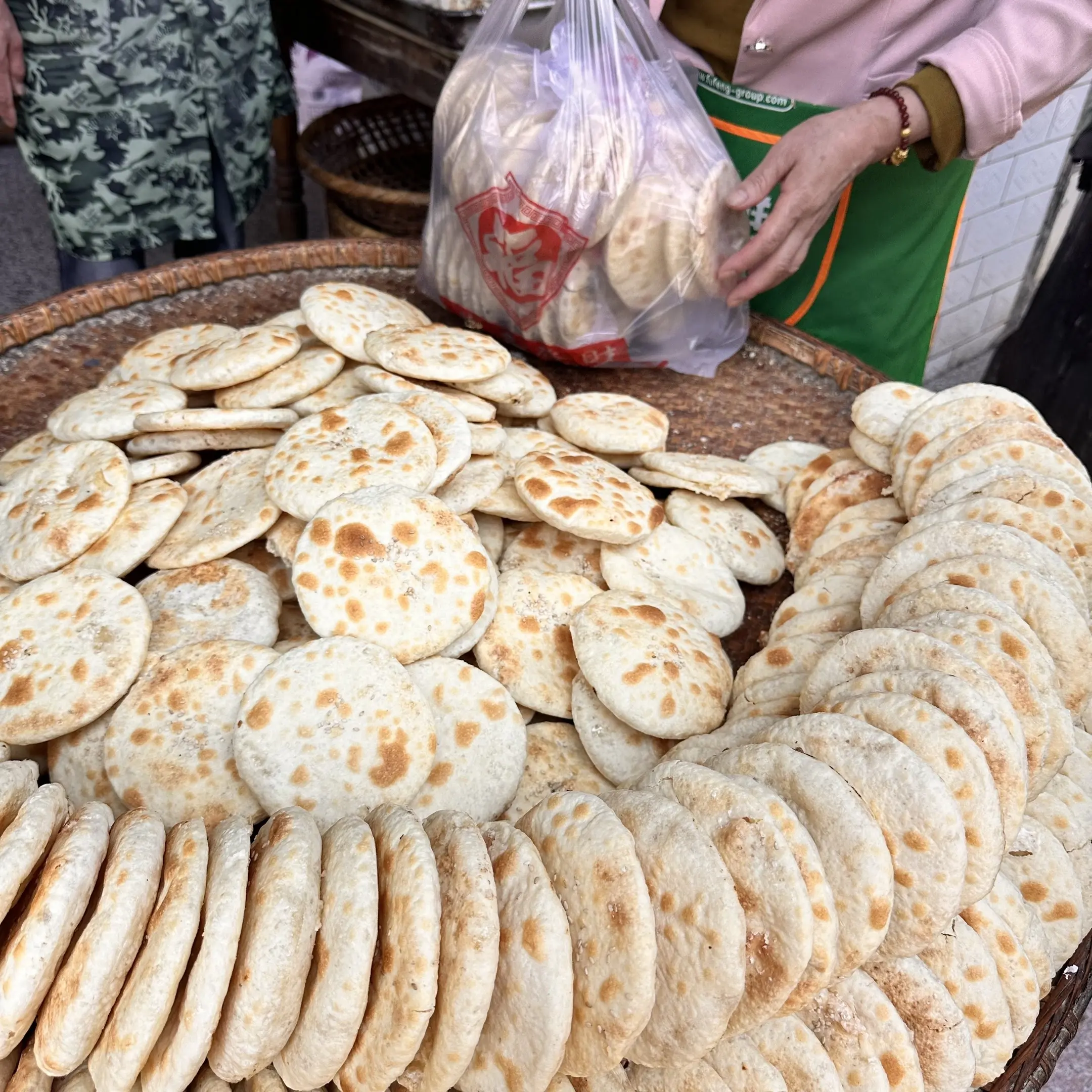 不接受任何人画的大饼，毕竟吃不饱，我自己买了又大又香的烧饼真好吃😋