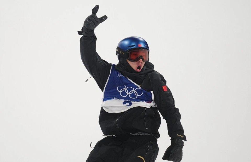 2月18日，22岁的苏翊鸣在云顶滑雪公园迎来了最完美的生日庆典。

在冬奥会单板