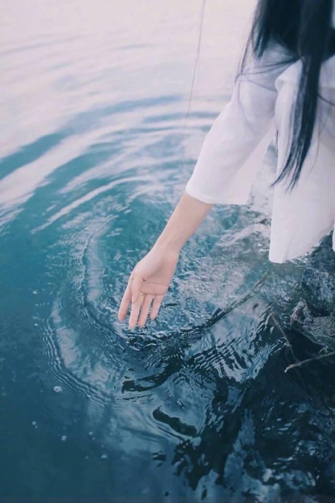 突然想找你聊天，打开窗口，突然发现上次的结尾是我，你没有回，欲言又止了。生活手记