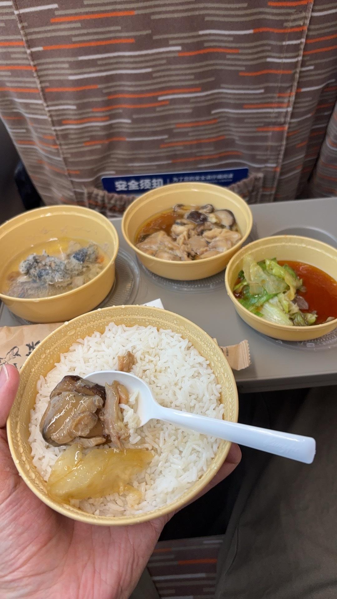 同样的东西在不同的地方价值是不一样的。

我在高铁上点了一份快餐¥38，
同样的