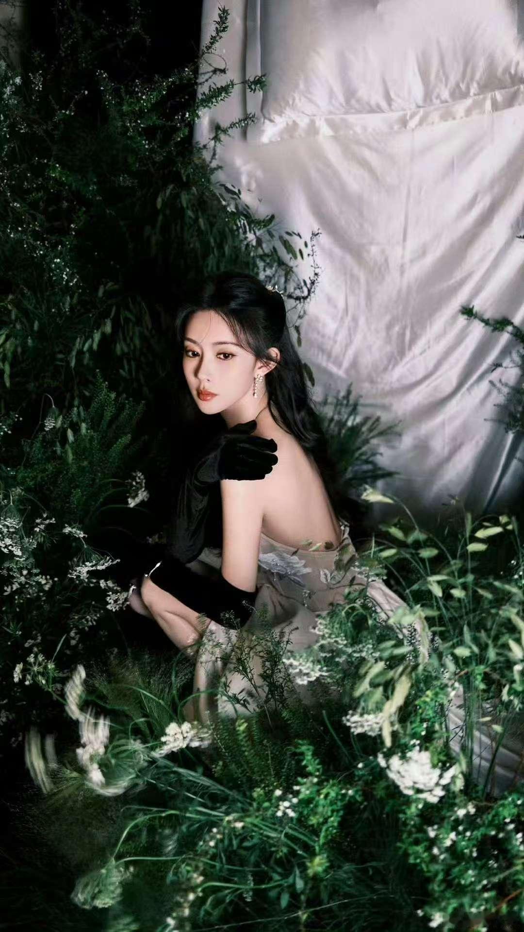 孟子义3秒消失术 孟子义的可爱藏不住！收工后秀“三秒消失”小魔术，门缝后的身影暴