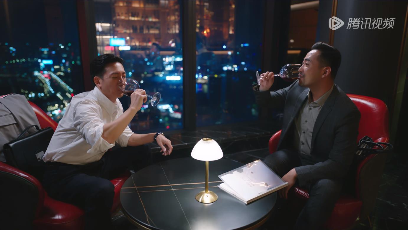 #秦岚新剧喝荧光橙汁##秦岚新剧用红酒杯喝饮料# 剧里的确是男主红酒、女主饮料，