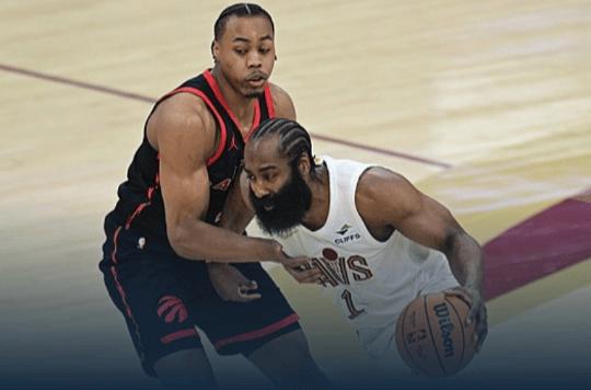 NBA季后赛，骑士回到主场，和猛龙比赛。现在两队系列赛大比分2-2平，这场比赛很