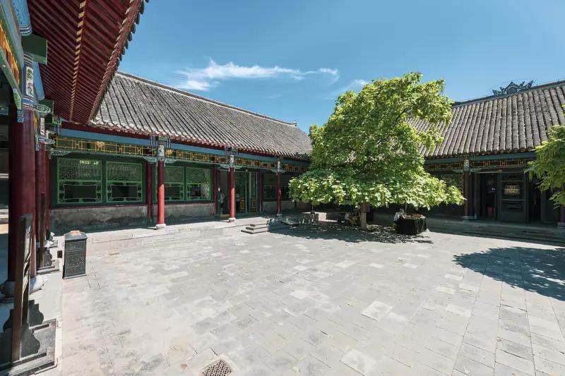 选中式别墅，三合院还是四合院，得看实际情况。四合院历史悠久，四方合围，像明清时就