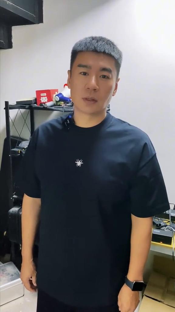 强大。
不要把自己活得像个落难者一样，急着告诉所有人你的不幸，你的经历在别人那里