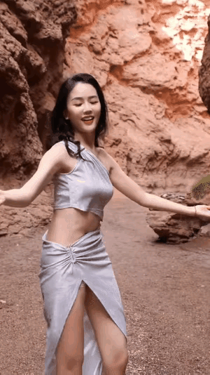 这服装设计的也是个人才，屁股小一点的可能挂不住吧。