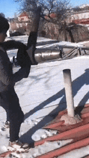 烟囱一抽灰，全村都“吃灰”，这绝对是年度最接地气的名场面了😂
风一吹，灰一扬，