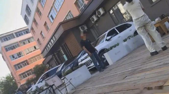 睡车里被酒店收150元住宿费事件反转 当初的报道没把双方争议的细节完整呈现，就直