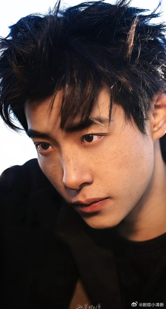 马小宇富有且慷慨 马小宇穿背心那张确实有点东西，肩膀够宽，手臂线条也漂亮，关键是