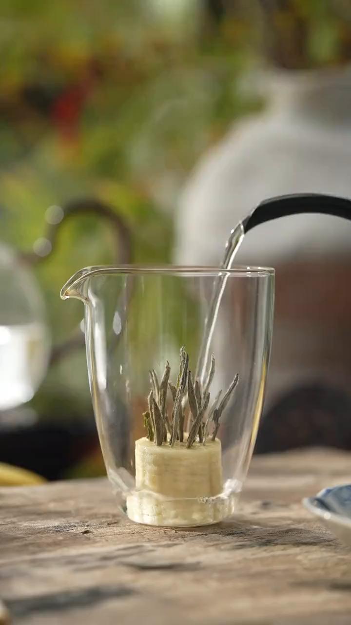 拒绝蕉绿，喝杯蕉白茶烦恼都蒸发。
·香蕉一段去皮，白毫银针放入公杯。
·101度