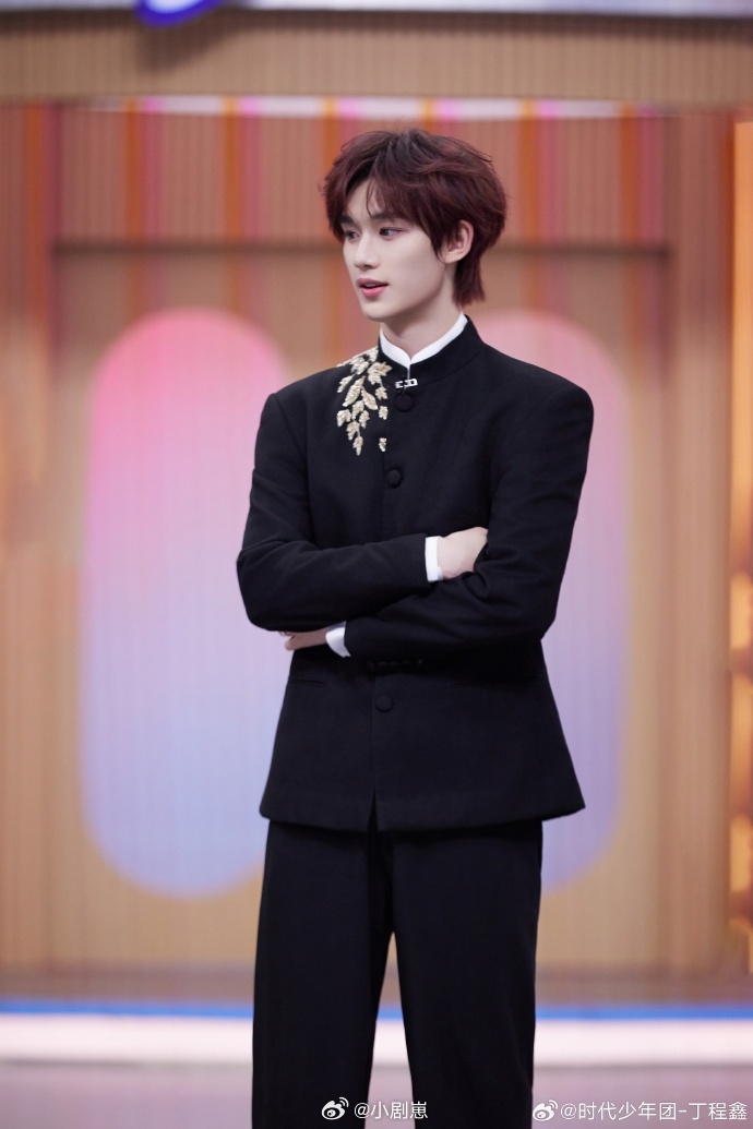 丁程鑫丁程鑫刺绣中山装谁给丁程鑫递个民国本 谁能拒绝丁程鑫的刺绣中山装，氛围感直