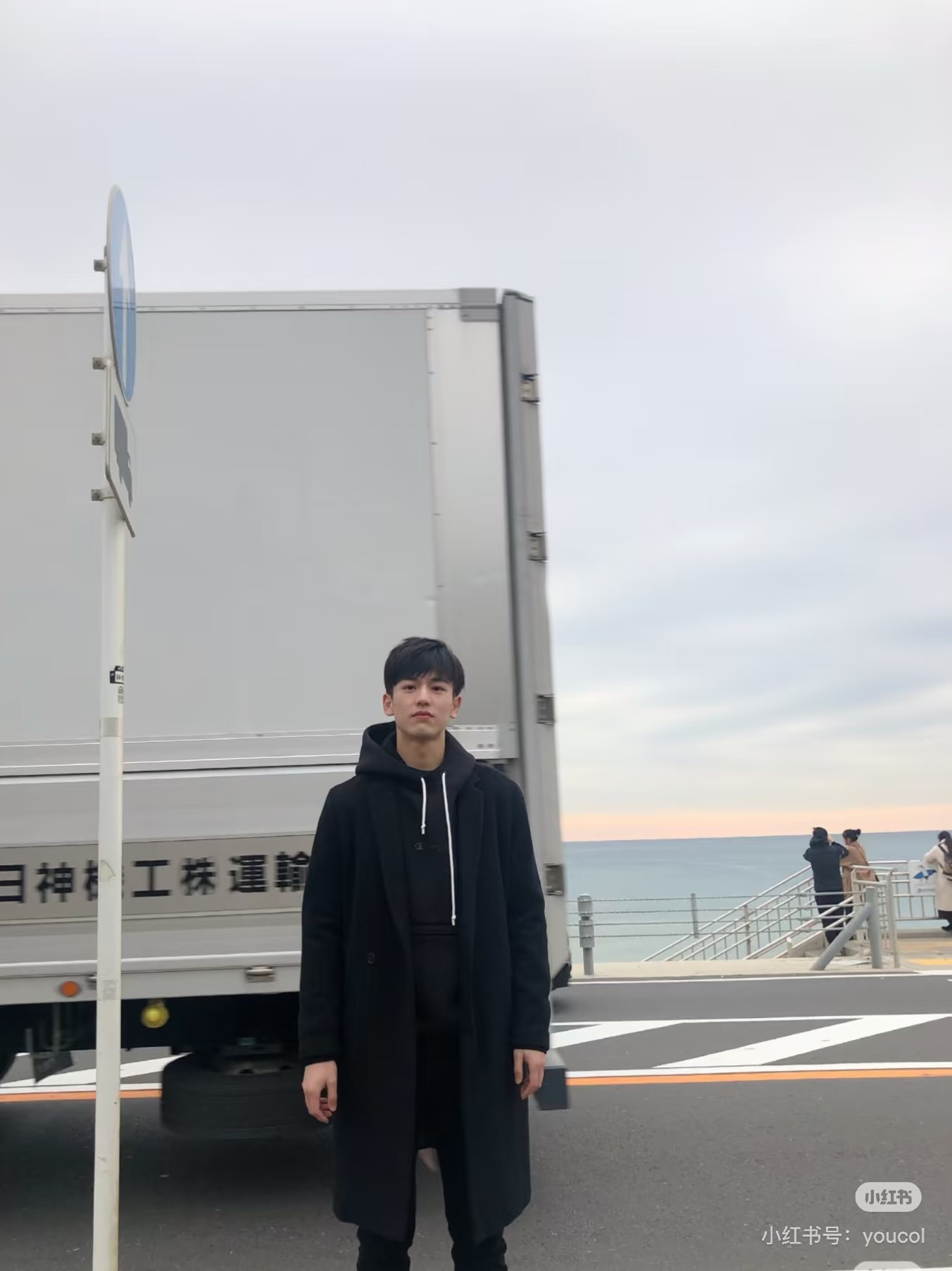 张凌赫被考古得只剩个裤衩了哈哈哈哈哈真的要笑疯！帅哥火了是这样的，从旧照到采访、