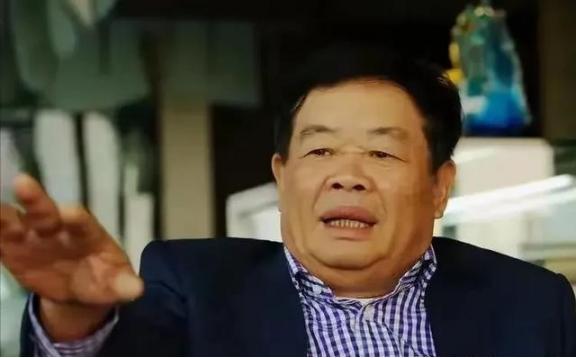 曹德旺曾经在采访中谈到释永信，他说：有一次我去少林寺，释永信大师接待了我，一见面