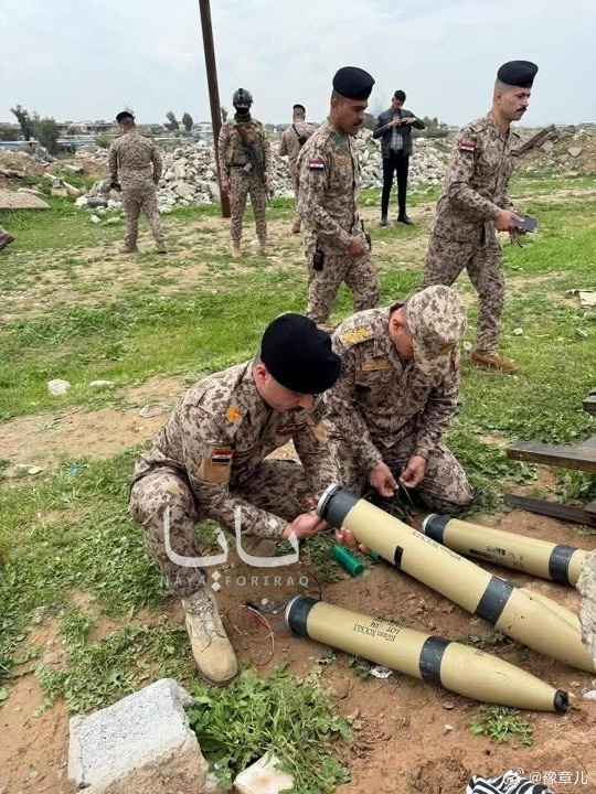 伊拉克军队发现当地抵抗组织的炮弹，他们准备袭击美国基地。 