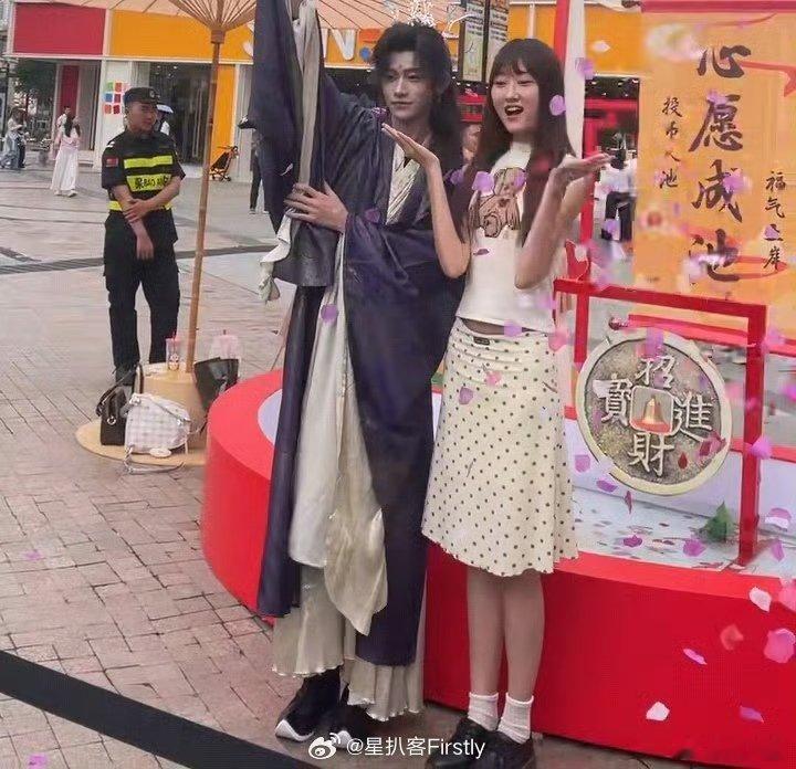 重庆大学城空降千万网红NPC重庆大学城被古风美男包围了奔赴重庆大学城的理由又多了