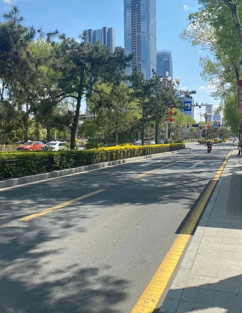 她穿长裙修马桶，他夸别人有女人味。
可那条裙子，现在五十块就能买，洗完跟新的一样