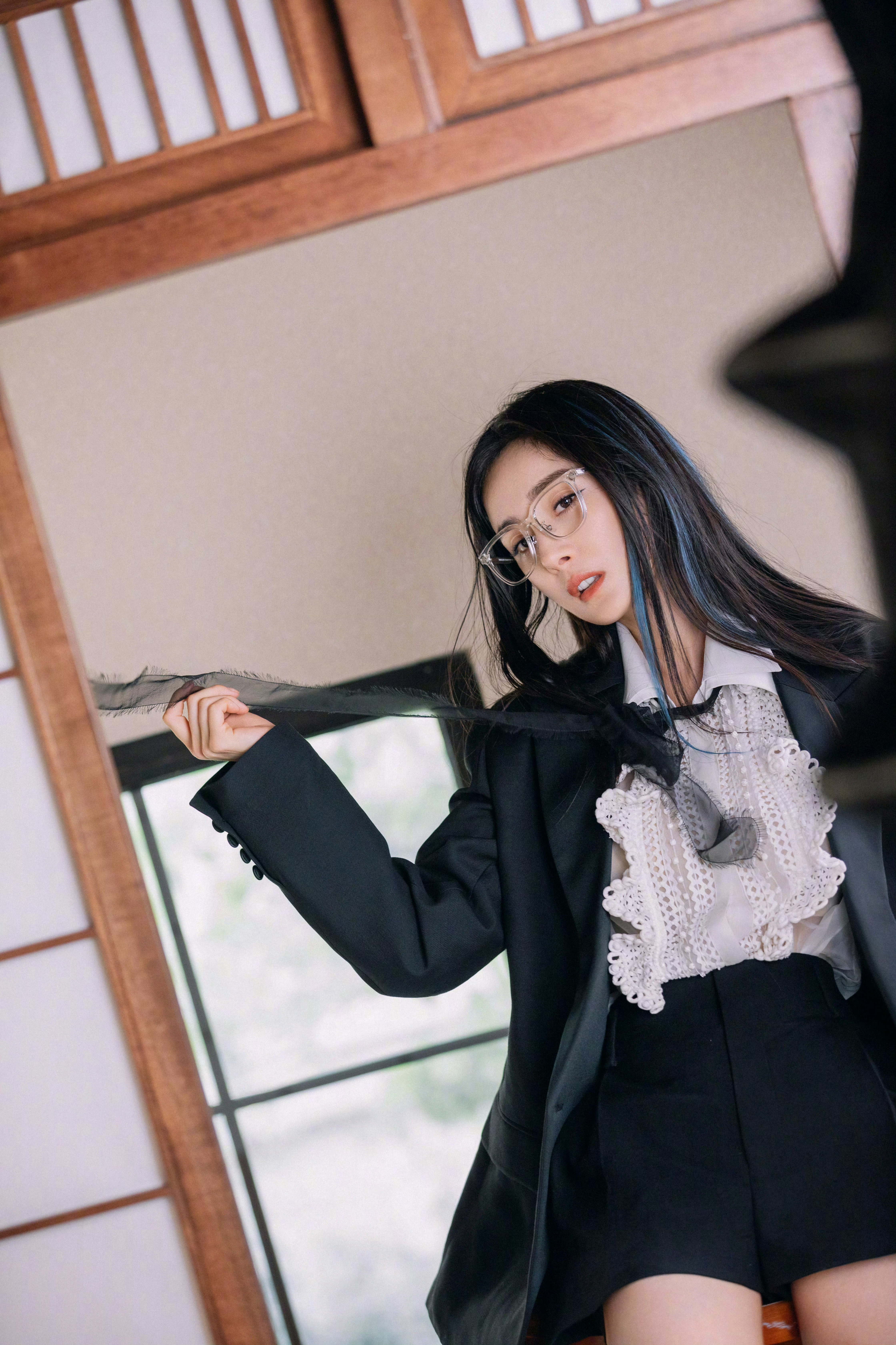 杨幂 ym杨幂宁绣绣 夜色是慢转的黑胶唱片，鼾声是沙沙的磁针。闭上眼，让月光放一