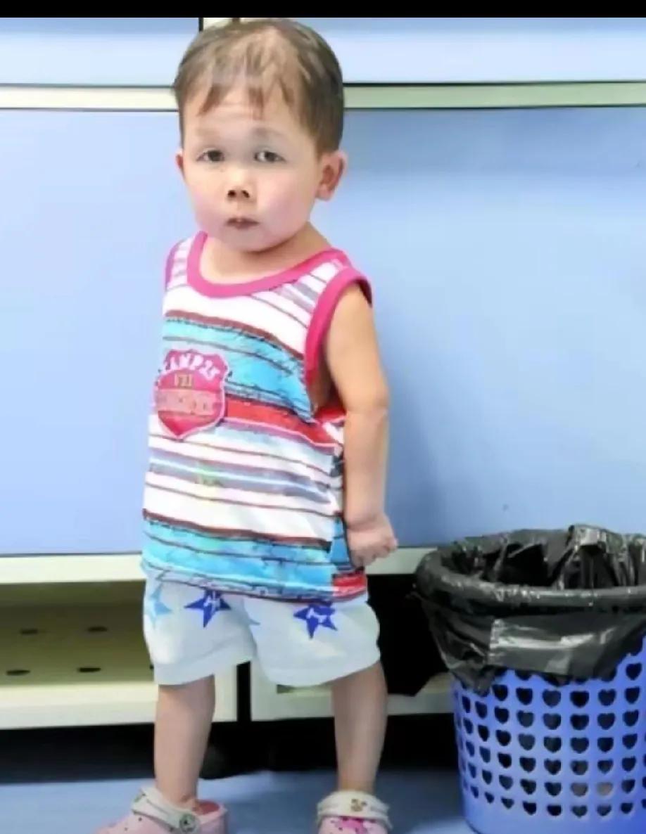 37岁的吴康，身高仅72厘米，面容停留在1岁，被称“中国第一袖珍人”。他因大脑无