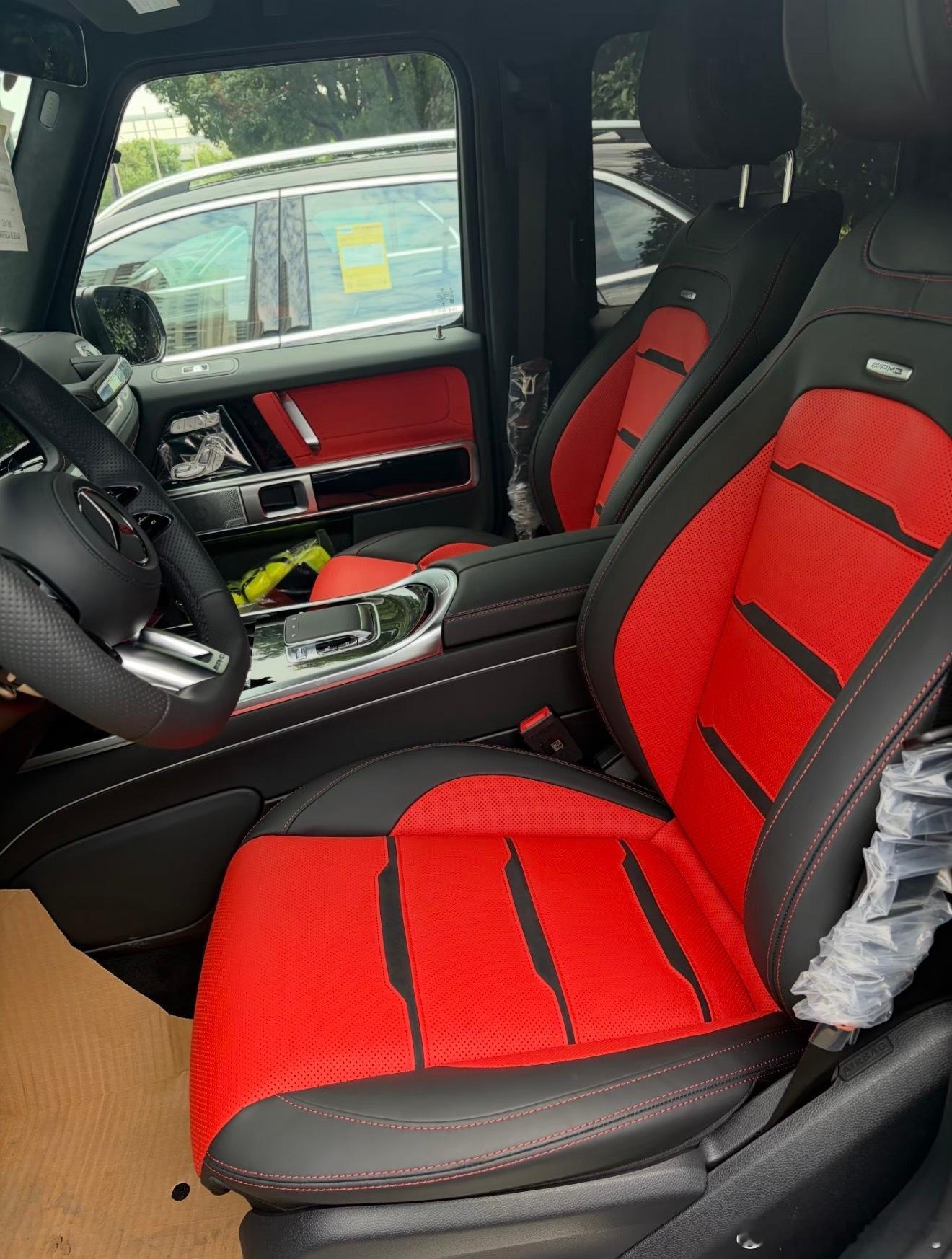 奔驰 G63  黑/炽热红967总价:268.34万选配:➕炽热红1.32万➕轮