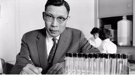 1950年春，北大一位教授悄悄把家里米缸加满了米，装出一副还要回来的样子。然后留