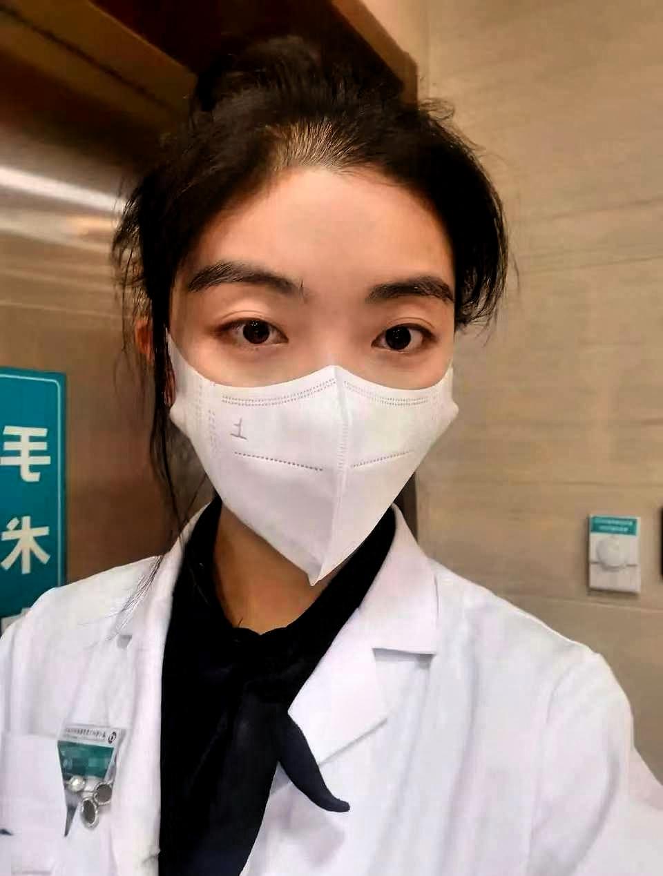 上海一位三甲医院的女医生，进手术室前，居然当着患者家属的面，把递过来的红包收下了