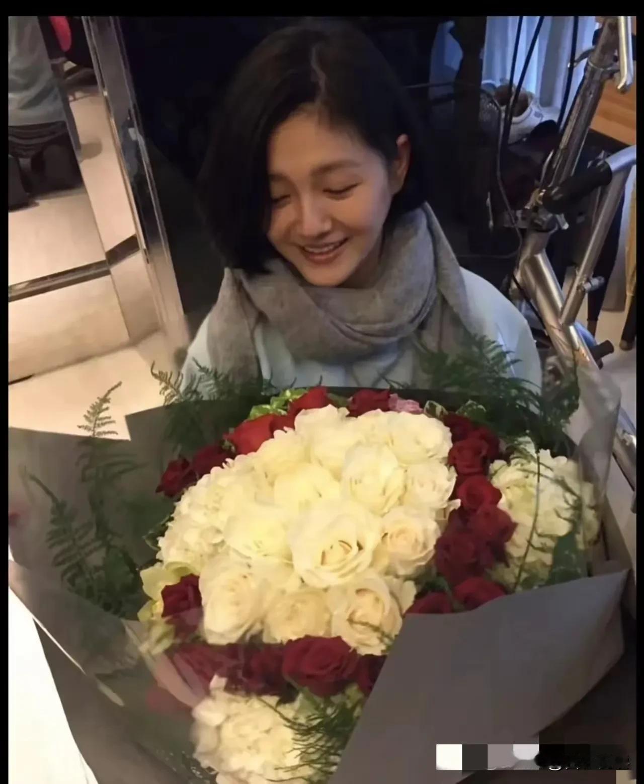 女神过生日是大事

图一是前夫送的花

图二是网友送的画

具欧巴和现婆婆没有