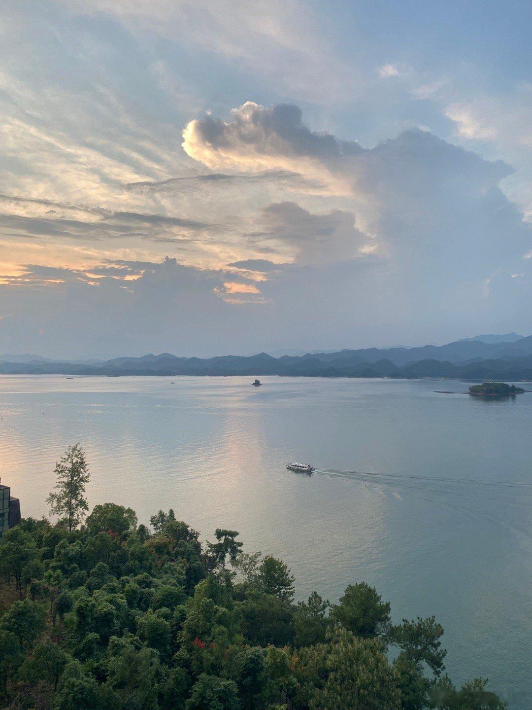 十月二号的千岛湖黄昏 这样放松的时刻 以后的日子估计都不多见了 