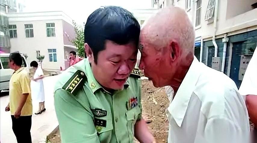 上战场前的那天晚上，潮湿闷热的猫耳洞里，53个随时准备赴死的年轻战士互相看了看，