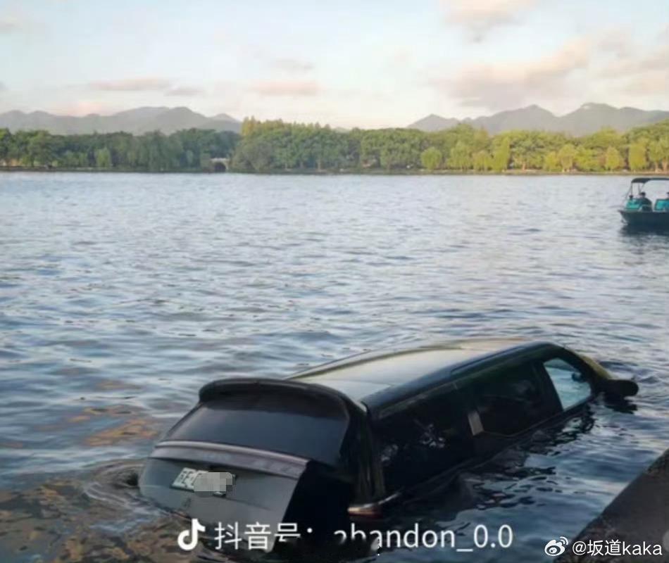杭州一辆新能源车掉进西湖 值得注意的是，这台极氪009居然是苏E牌照这下真的上天